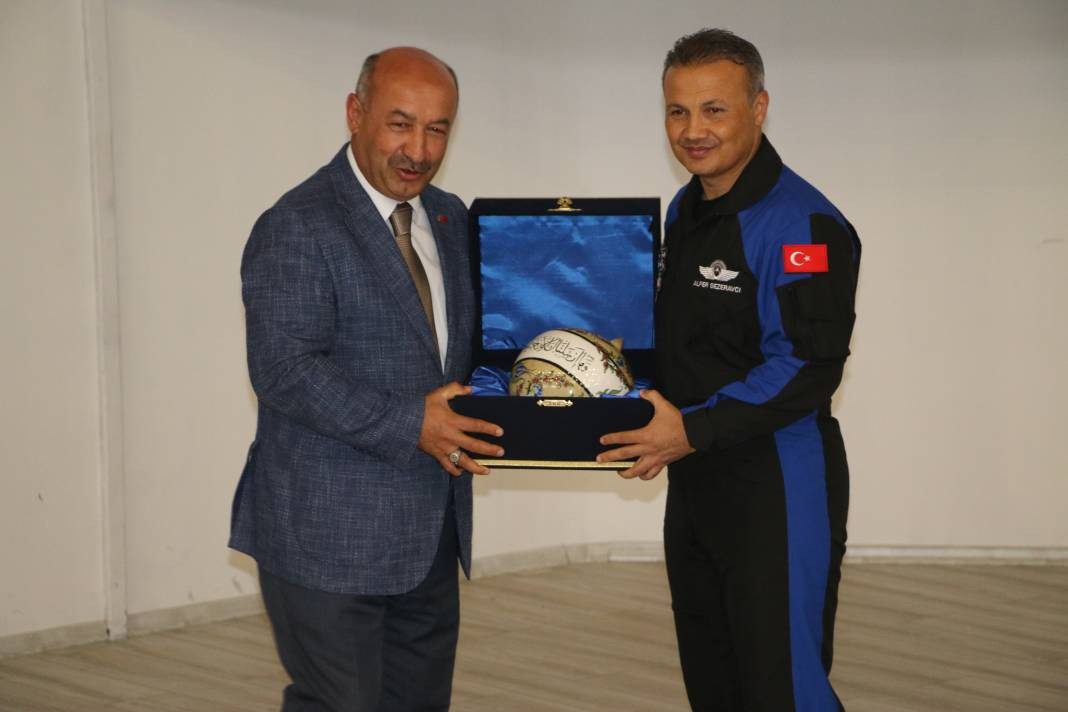 Türkiye'nin ilk astronotu Gezeravcı Eskişehir'de öğrencilerle buluştu - Resim: 1